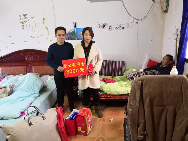 楊白林夫婦雙雙臥病在床,其一雙兒女代為接受慰問金和慰問物品